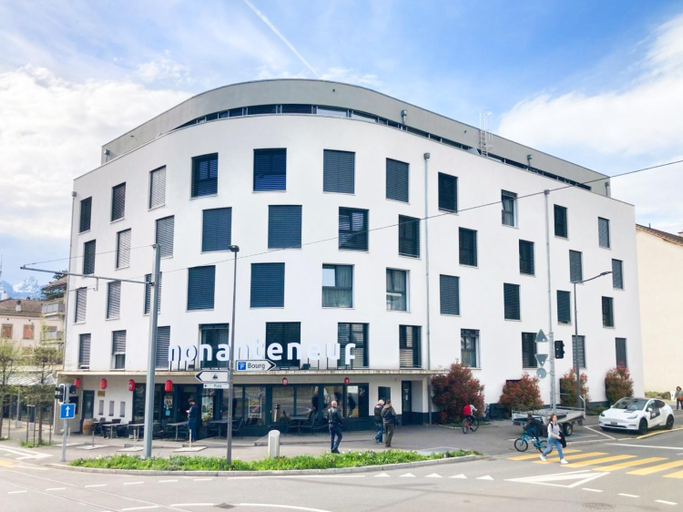 Exterior & Views