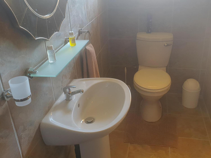 Bathroom 2, The Loft Lynette's, West Rand