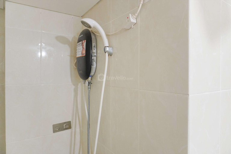 Bathroom 3, Homey 2BR Apt at M-Town Residence By Travelio, Tangerang