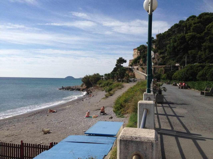 Others 2, Casa Isa a 30 metri dalla spiaggia, Savona