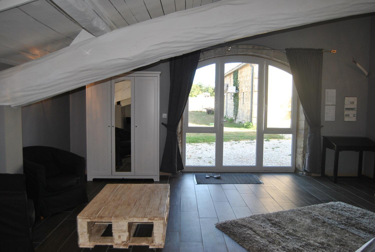 Public Area, La Grange de La Dupuise, Gironde