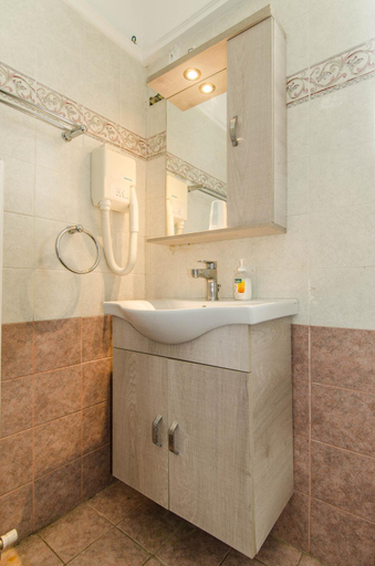 Bathroom 2, Plaka Studios, North Aegean