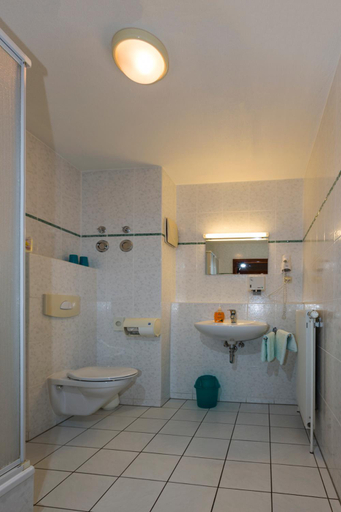 Bathroom 4, Hotel Ideal, Lübeck