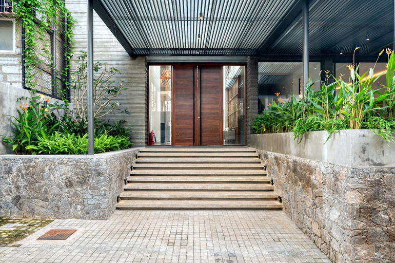 Exterior & Views