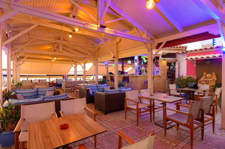 Food & Drinks, Studios Paradise, Faistos