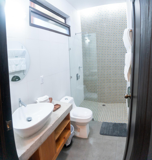 Bathroom 3, Guayaha, Lanquín