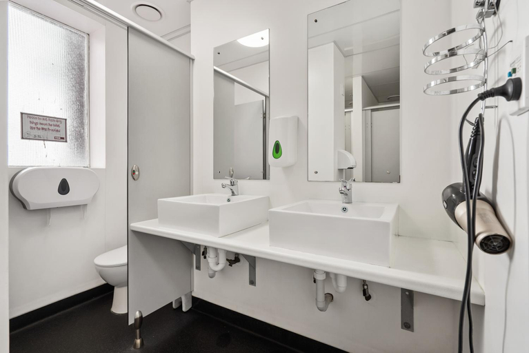 Bathroom, Frienz Backpacker, Waitakere