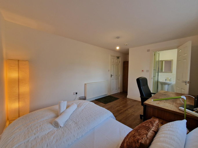 Others 3, Nice Living Serviced Accommodations 8 (Entire 2 Ensuite Bedroom House), Coventry