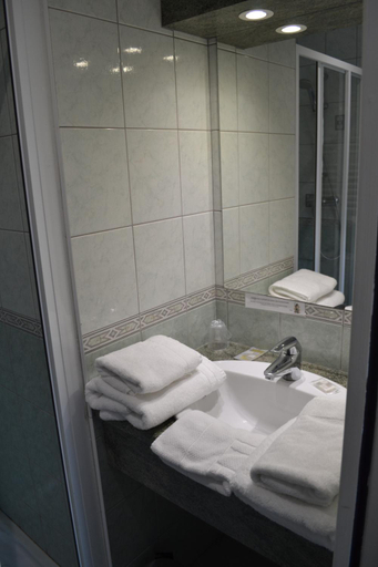 Bathroom 3, Hotel Le Trecelin, Côtes-d'Armor