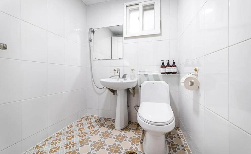 Bathroom 3, Sky Sea Pension, Yangyang