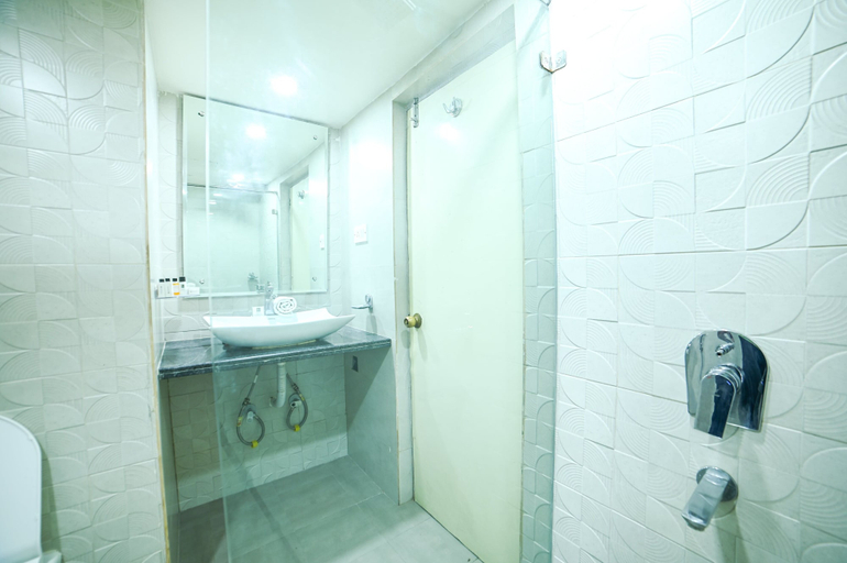 Bathroom 3, Quality Inn Residency Hyderabad, Hyderabad