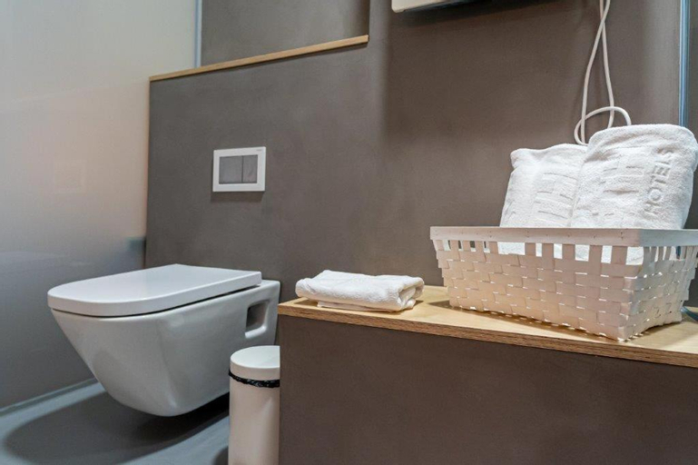 Bathroom 9