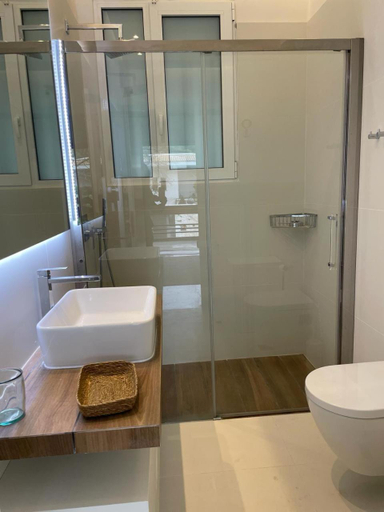 Bathroom 2, Peter's Place, Attica