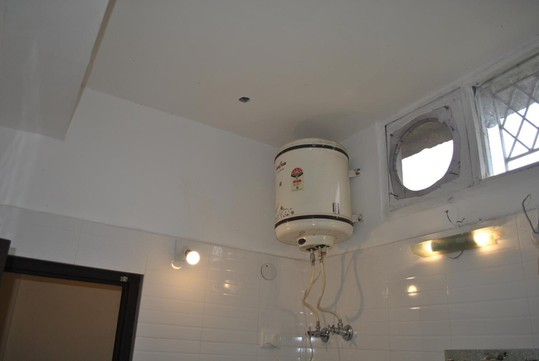 Bathroom 4, Hotel Maha Luxmi Palace katra, Reasi