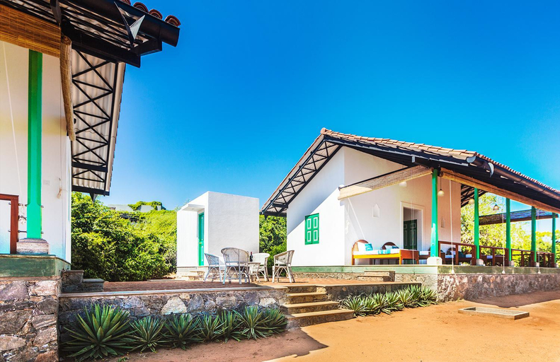 Exterior & Views