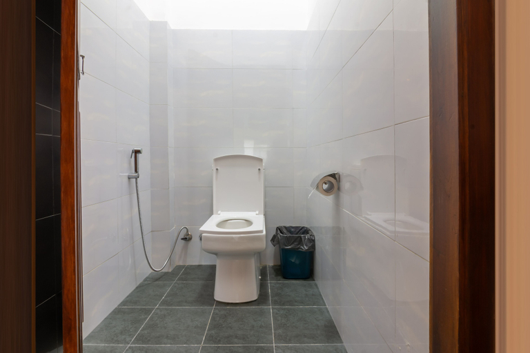 Bathroom, Queen's Bay Hotel, Pothuvil