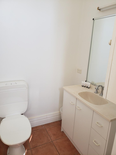 Bathroom 1, Marlo Hotel, E. Gippsland - Orbost