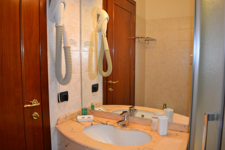 Bathroom 3, Albergo Grobberio, Verona