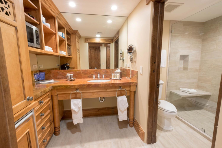 Bathroom 4, Hotel King Hotel Room, Summit