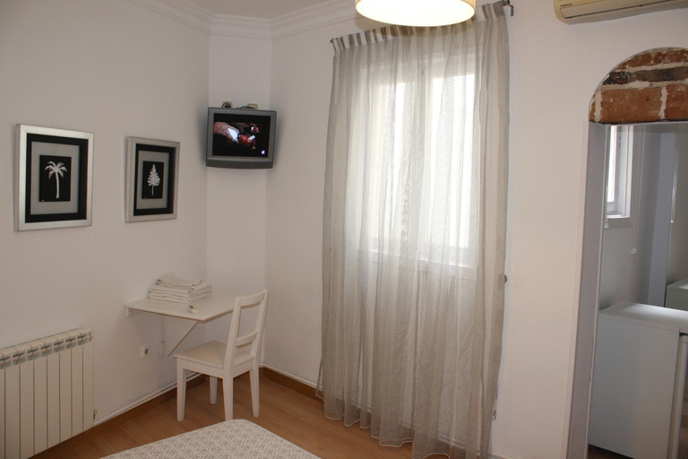 Others 5, Hostal Adriano, Madrid
