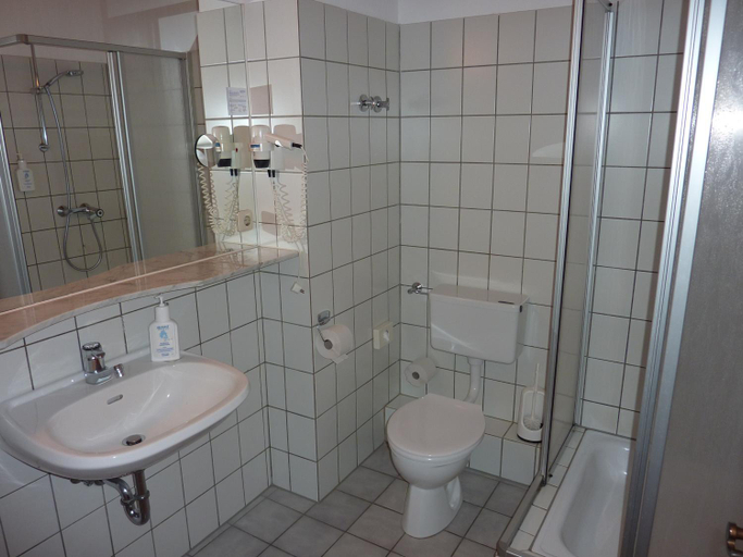 Bathroom 3, Akzent Hotel Zur Wasserburg, Oldenburg