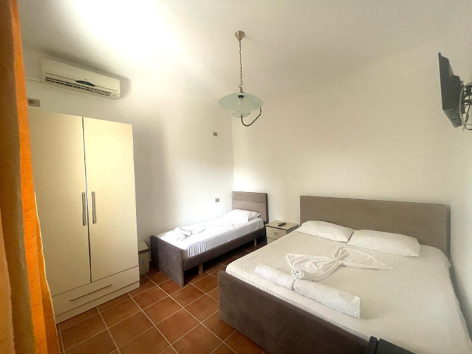 Others 2, Hotel Athina, Shkodrës