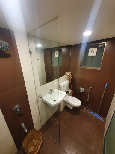 Bathroom 5, Rajhans Belliza Managed by Honest Homes, Surat