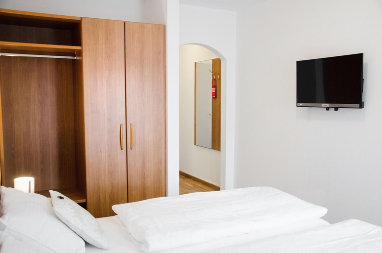 Bedroom, Hotel Blaue Traube, Weilheim-Schongau