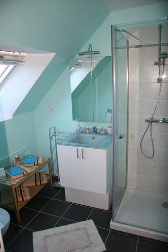 Bathroom 1, Asphodele, Morbihan