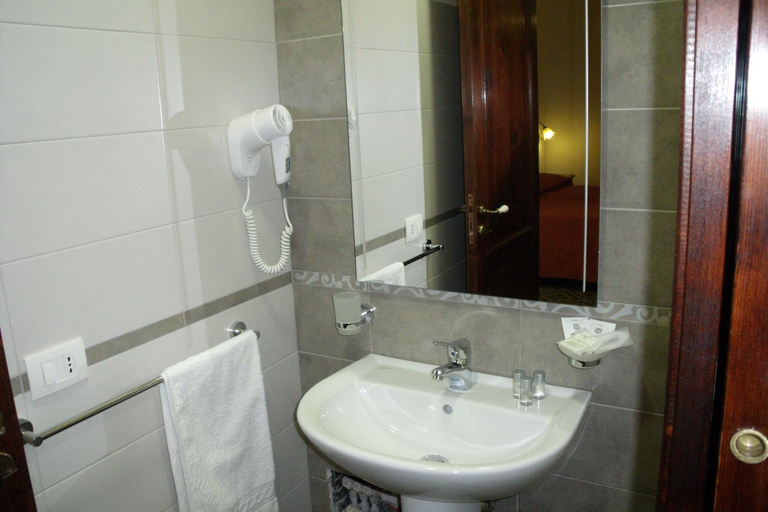 Bathroom 2, B&B Palazzo Tornabene, Catania