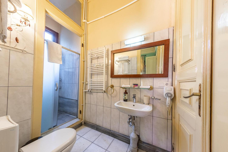 Bathroom 4, Buyukada Anastasia Meziki History Mansion, Adalar