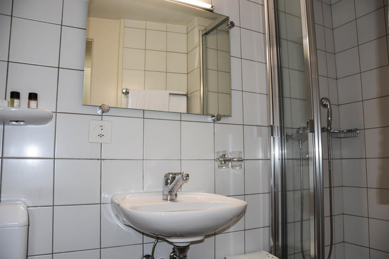 Bathroom 2, Hotel Restaurant Le Saint-Christophe, Aigle