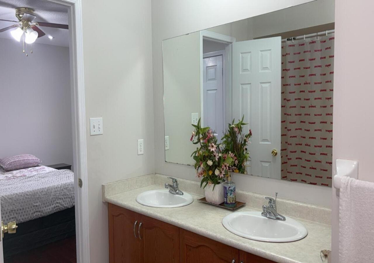 Bathroom, Beautiful private Room near Toronto pearson Airport, Peel