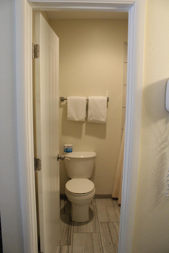 Bathroom 3, America Travel Inn, Whitman