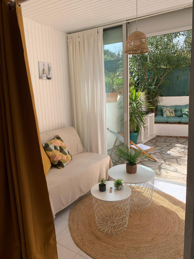 Others 2, Bright studio with small terrace, Var