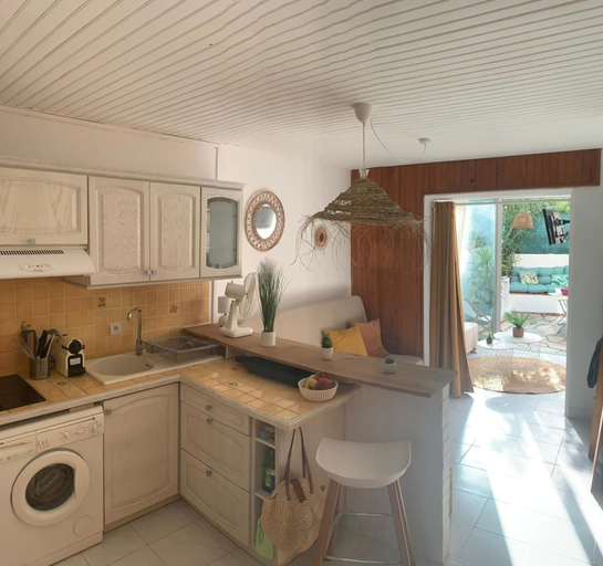 Others 3, Bright studio with small terrace, Var