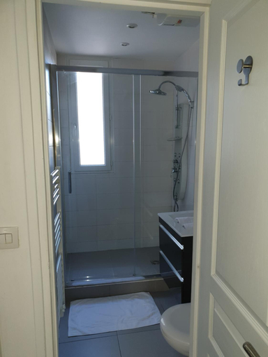 Shower, Beautiful Lincoln Apartment, Paris