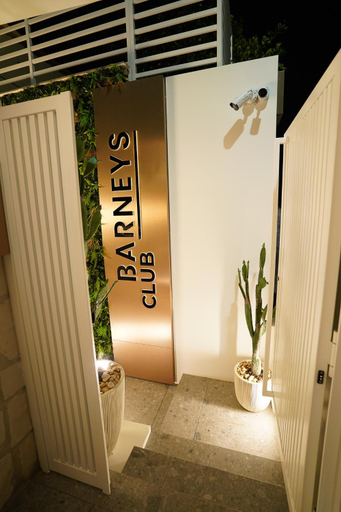 Others 3, Barneys B&b, Napoli