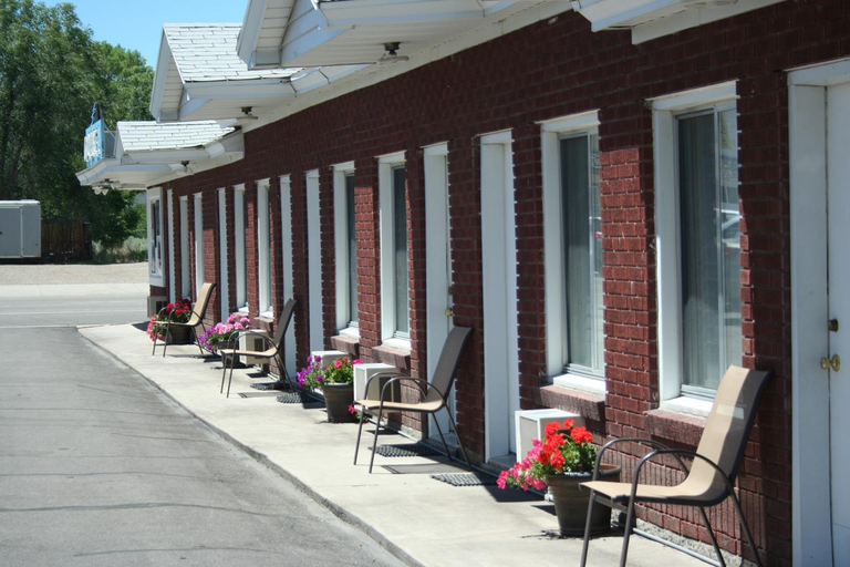 Others 5, Blue Pine Motel, Garfield
