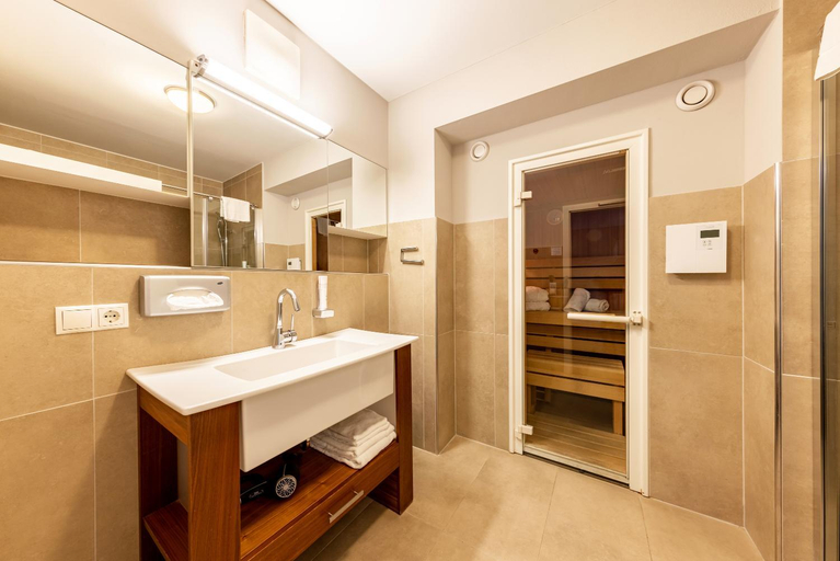 Bathroom 2, der Sonnberg Alpinlodges - Apartments mit Seeblick, privater Sauna und Self Check-In, Zell am See