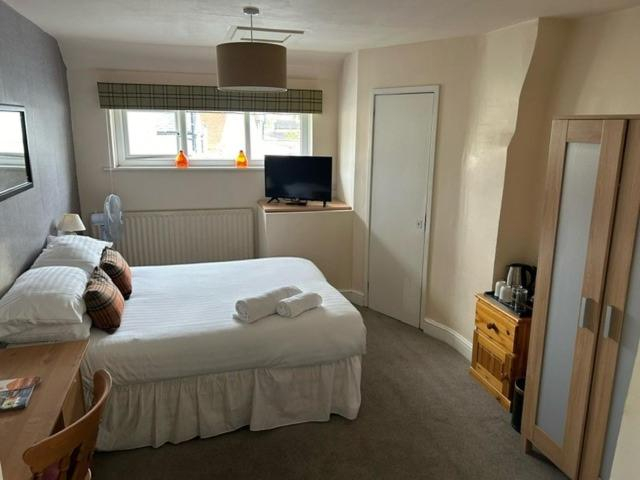 Bedroom 2, Chequers Country Inn, Leicestershire