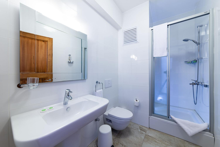 Bathroom 3, Aika Akvaryum, Bozcaada
