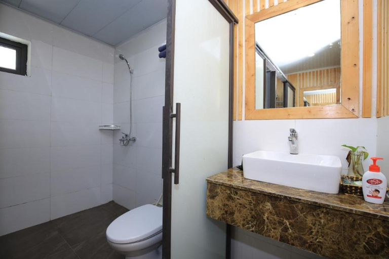 Bathroom 5, Acasa Panorama Homestay, Tam Dao