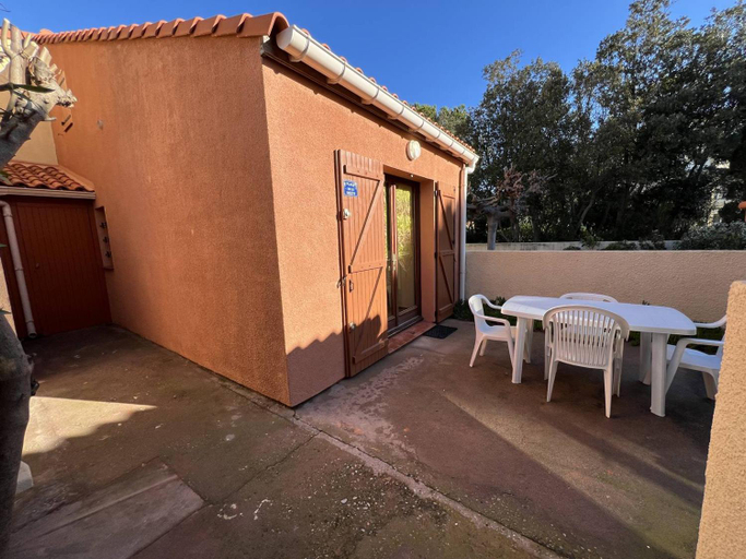 Others 2, Villa T3 avec terrasse, 6 couchages, proche plage et commerces, quartier calme, parking prive - FR-1, Aude