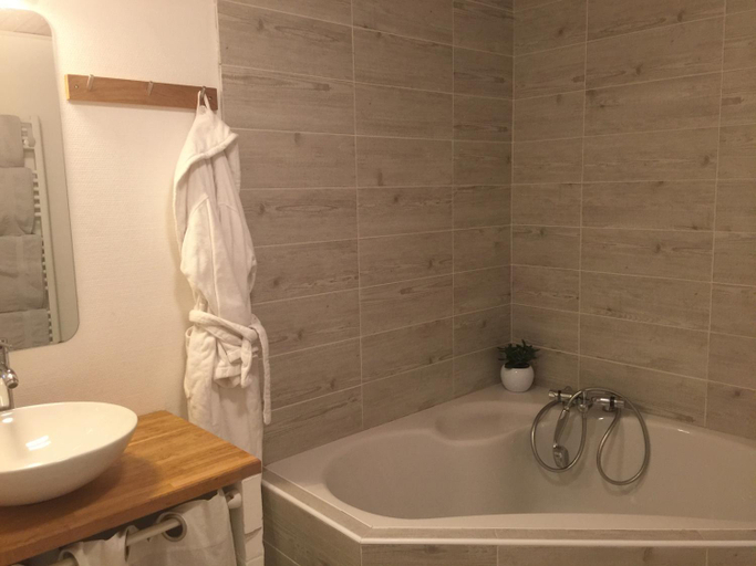 Bathroom, B&B La Laiterie de Fontpatour, Charente-Maritime
