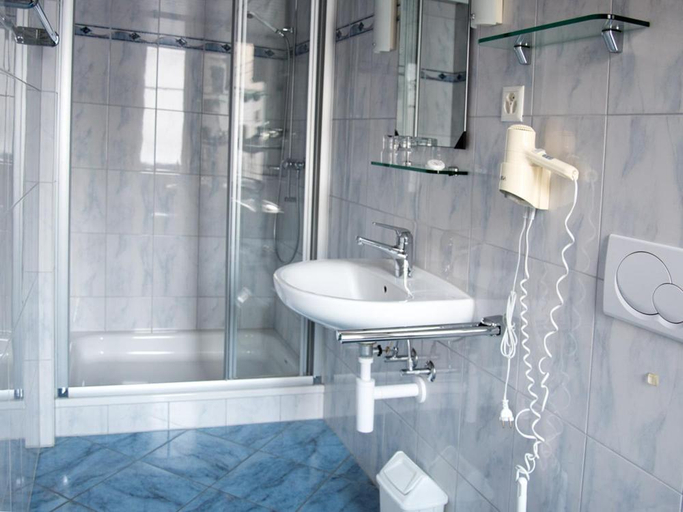 Bathroom 2, Hotel Restaurant Raben, Glarus
