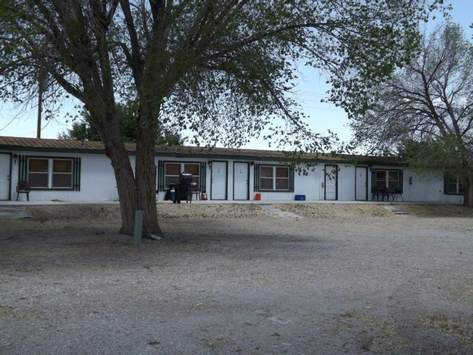 The Whispering Elms Motel, White Pine