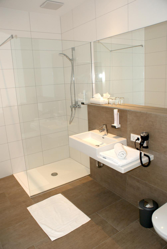 Bathroom 2, Hotel Muhlviertler Hof, Perg
