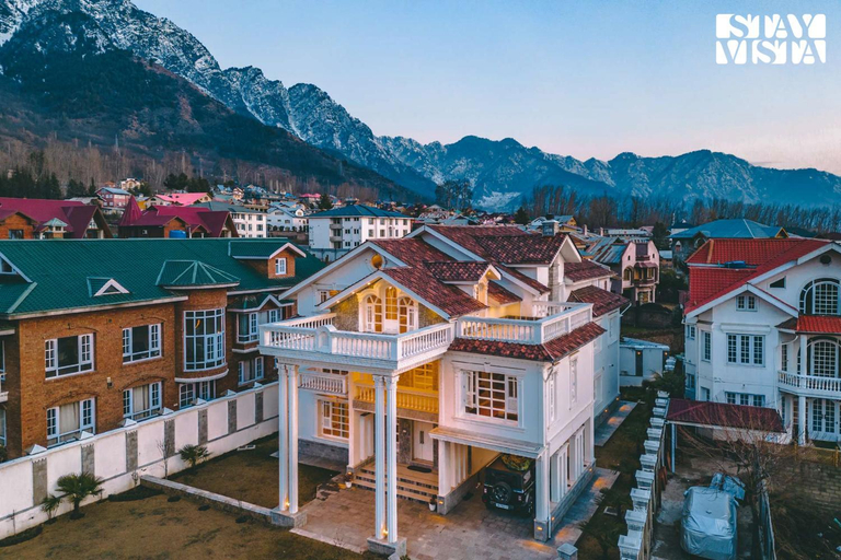 Others 5, StayVista at Midsummer Moon - Mountain View with Courtyard, Srinagar