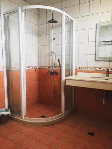 Bathroom 4, Dennis Manor, Yilan